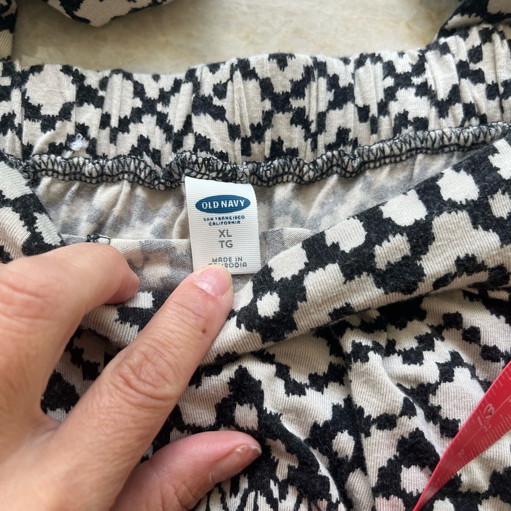 Old Navy Patterned Women's pants - Picture 3 of 4